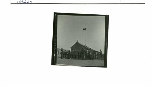 士兵列队弧形屋顶建筑前升旗.jpg