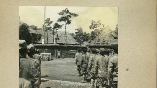 士兵列队户外训话.jpg