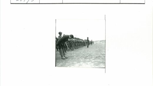 士兵列队持剑步枪行礼.jpg