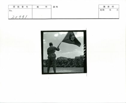 士兵列队持国旗户外集结.jpg