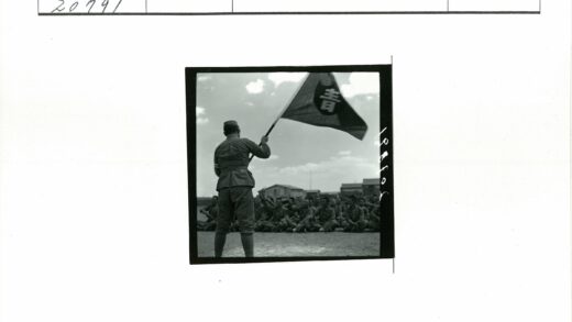 士兵列队持国旗户外集结.jpg