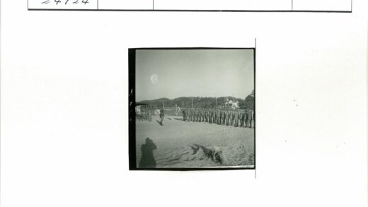 士兵列队持旗沙地训练.jpg