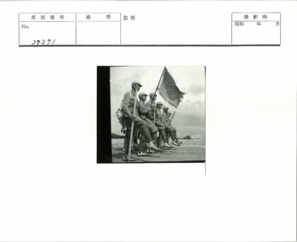 士兵列队持木柱举旗帜.jpg