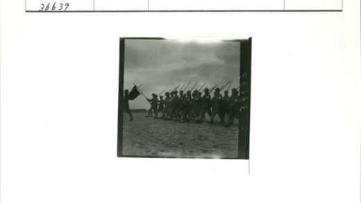 士兵列队持枪举旗行进.jpg