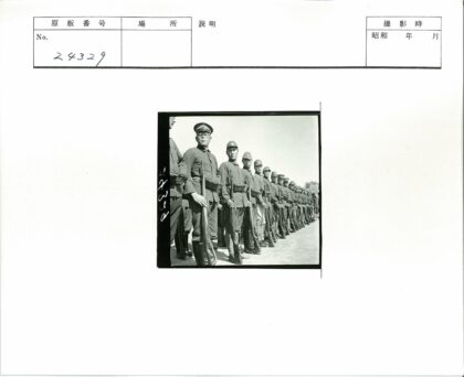 士兵列队持枪军装户外.jpg