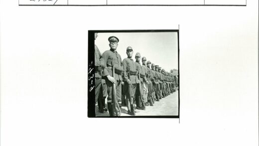 士兵列队持枪军装户外.jpg