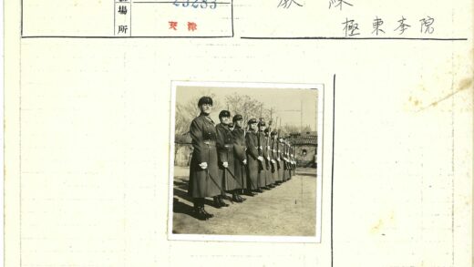 士兵列队持枪冬季训练.jpg