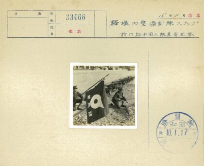 士兵列队持枪户外演练.jpg