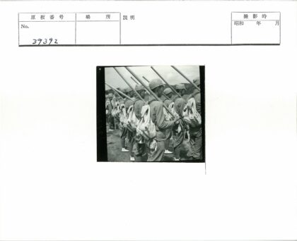士兵列队持枪背包行军.jpg