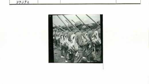 士兵列队持枪背包行军.jpg