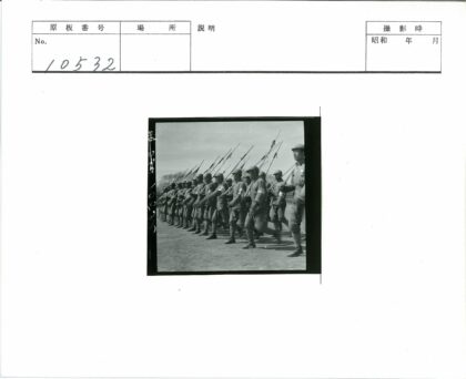 士兵列队持枪行进.jpg