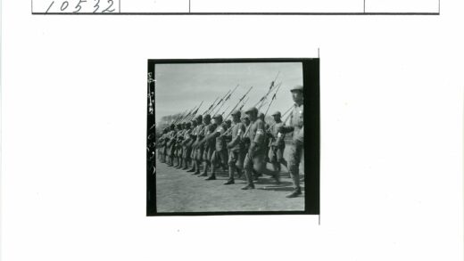 士兵列队持枪行进.jpg