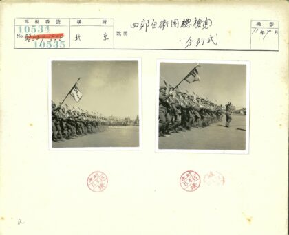 士兵列队持枪行进旗帜背景.jpg