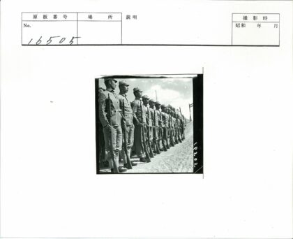 士兵列队持枪训练实拍.jpg