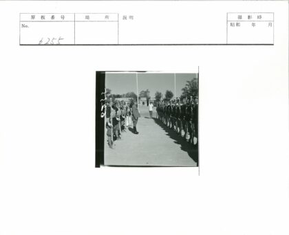 士兵列队持枪训练户外.jpg