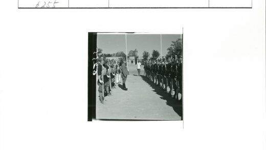 士兵列队持枪训练户外.jpg