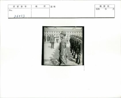 士兵列队接受指挥官指示.jpg