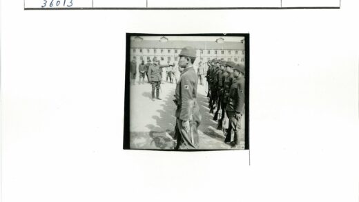 士兵列队接受指挥官指示.jpg