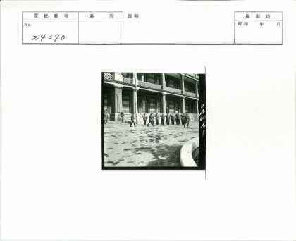 士兵列队敬礼历史建筑.jpg