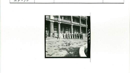 士兵列队敬礼历史建筑.jpg