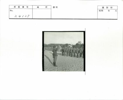 士兵列队敬礼户外训练场景.jpg