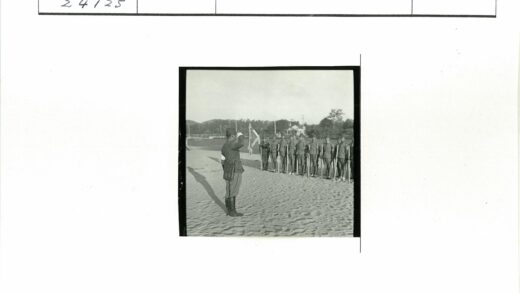 士兵列队敬礼户外训练场景.jpg