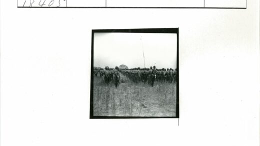 士兵列队旗杆大树背景.jpg