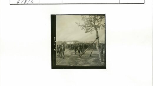 士兵列队树下建筑背景.jpg