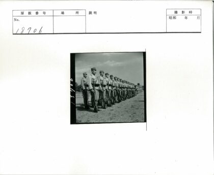 士兵列队泥泞训练场.jpg