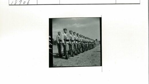 士兵列队泥泞训练场.jpg