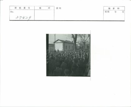 士兵列队瓦顶平房冬景.jpg