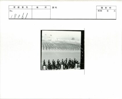 士兵列队田径场宝塔背景.jpg
