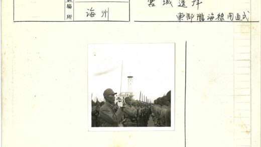 士兵列队白色圆柱塔楼建筑前.jpg