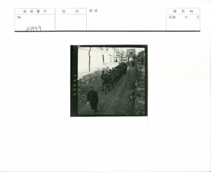 士兵列队石墙拱门行军.jpg
