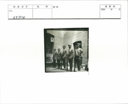 士兵列队砖墙拱门前.jpg