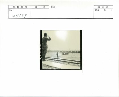 士兵列队穿过田野敬礼场景.jpg