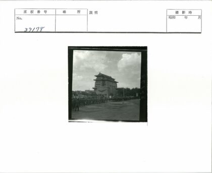 士兵列队经过历史宝塔建筑.jpg