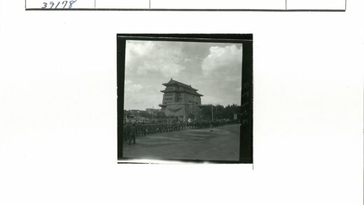士兵列队经过历史宝塔建筑.jpg