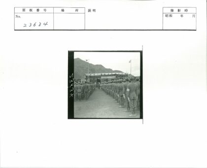 士兵列队舞台前群山背景.jpg