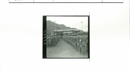 士兵列队舞台前群山背景.jpg