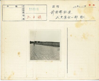 士兵列队荒地火车背景.jpg