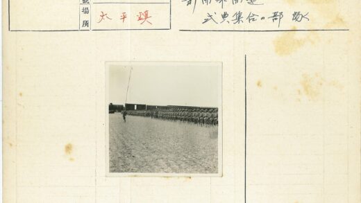 士兵列队荒地火车背景.jpg