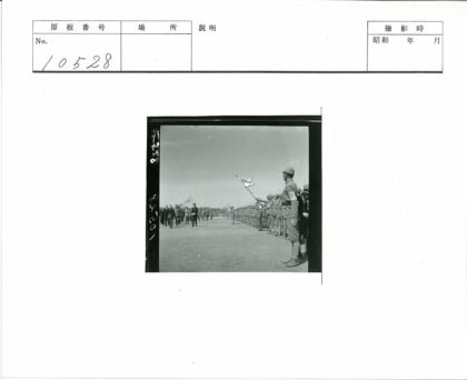 士兵列队行军举旗指挥.jpg