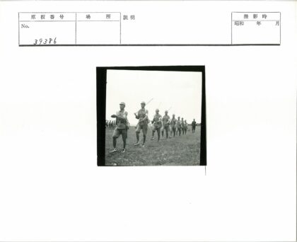 士兵列队行军草地.jpg