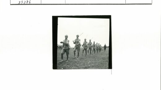 士兵列队行军草地.jpg