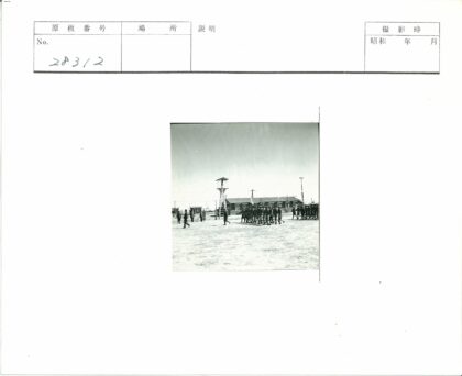 士兵列队行进与瞭望塔背景.jpg