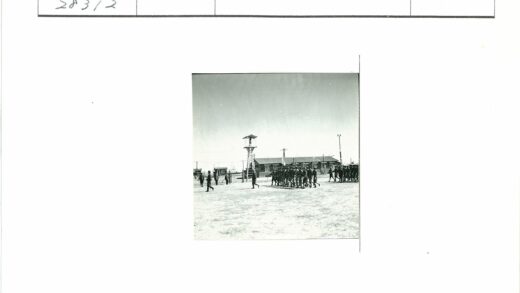士兵列队行进与瞭望塔背景.jpg