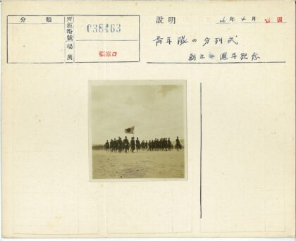 士兵列队行进举旗帜沙地.jpg