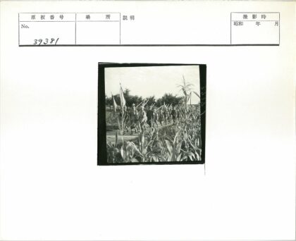 士兵列队行进乡间土路.jpg