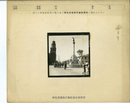 士兵列队行进于鹰雕纪念碑前.jpg